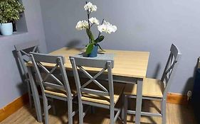 Lovely 1 Bed Studio Apartment With Free Parking